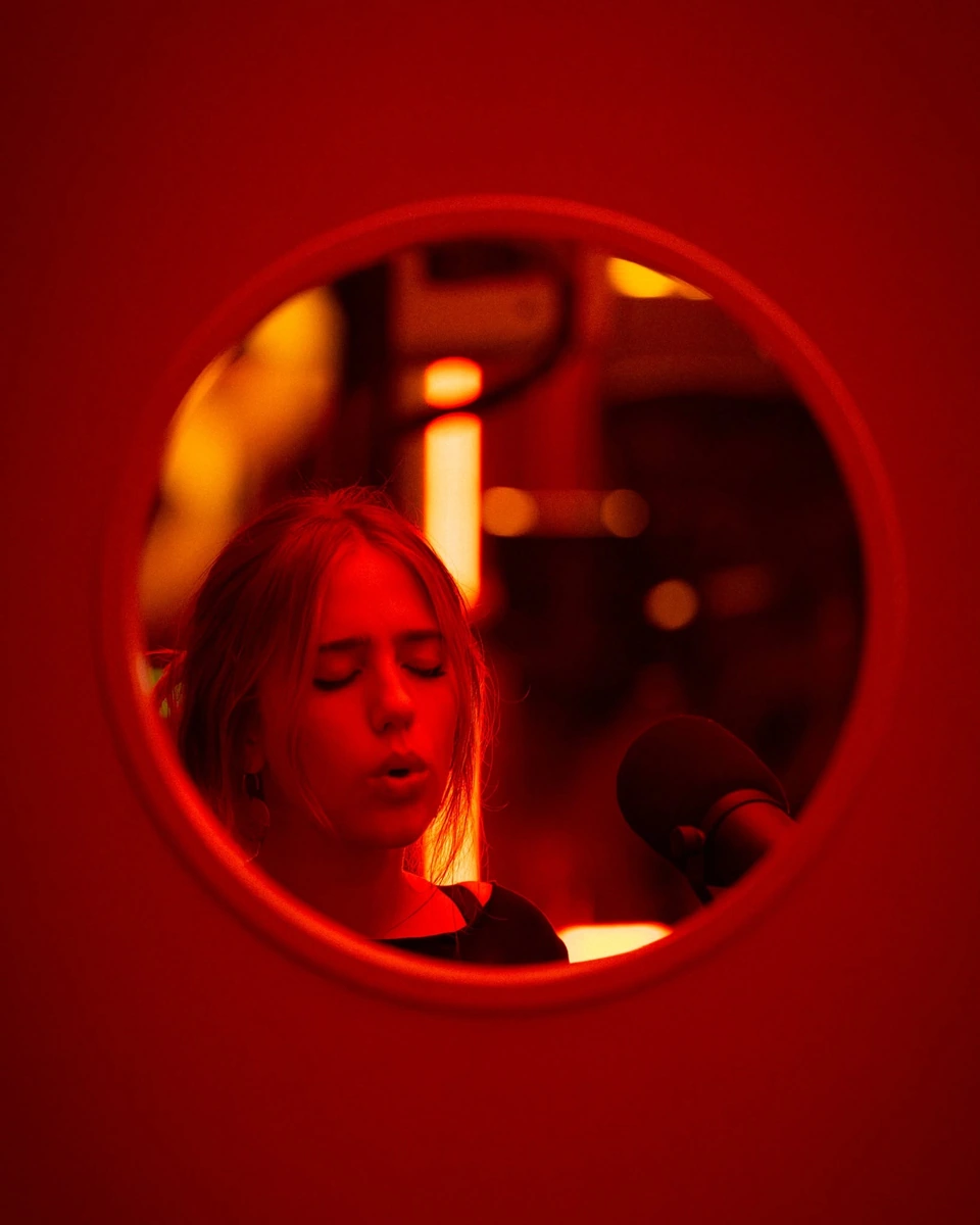 A vocalist during Sleep Event, the first IMRSV Sessions